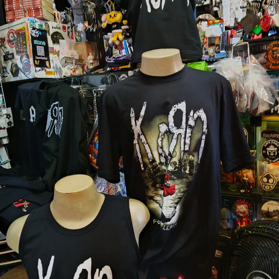 Arara de camisetas de banda